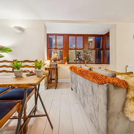 Harbour Mews Stylish 4br House By Altoluxo Short Lets & Serviced With Free Wifi & Parking *