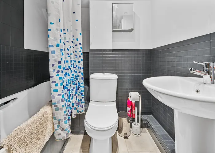 Harbour Mews Stylish 4br House By Altoluxo Short Lets & Serviced With Free Wifi & Parking