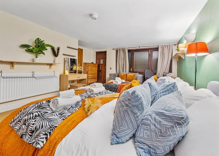 Harbour Mews Stylish 4br House By Altoluxo Short Lets & Serviced With Free Wifi & Parking *