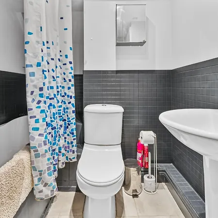 Harbour Mews Stylish 4br House By Altoluxo Short Lets & Serviced With Free Wifi & Parking