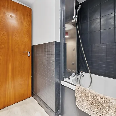 Casa de Férias Harbour Mews Stylish 4br House By Altoluxo Short Lets & Serviced With Free Wifi & Parking *