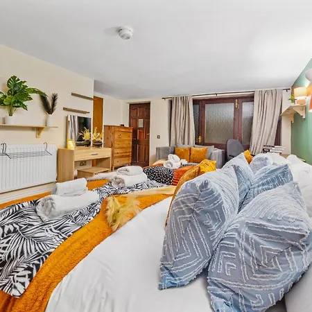 Harbour Mews Stylish 4br House By Altoluxo Short Lets & Serviced With Free Wifi & Parking *