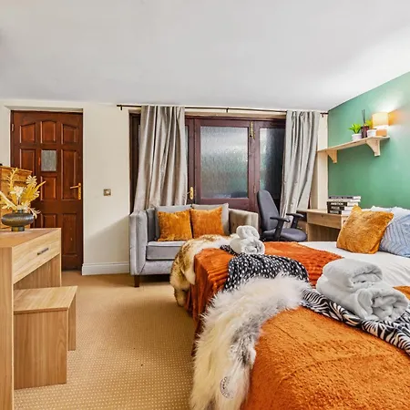 Casa de Férias Harbour Mews Stylish 4br House By Altoluxo Short Lets & Serviced With Free Wifi & Parking *