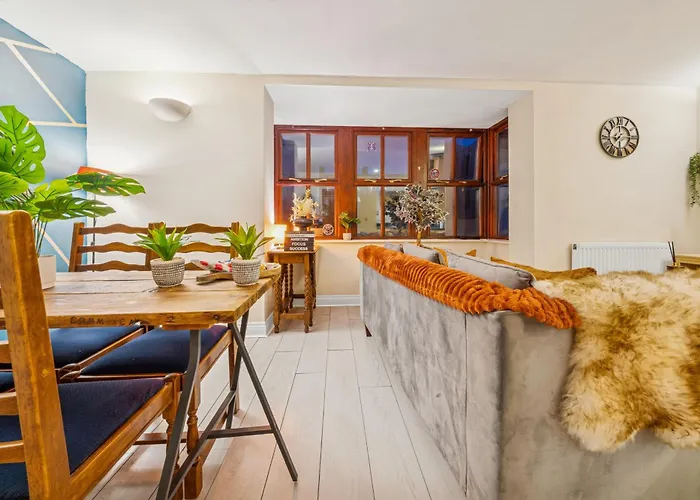 Harbour Mews Stylish 4br House By Altoluxo Short Lets & Serviced With Free Wifi & Parking *