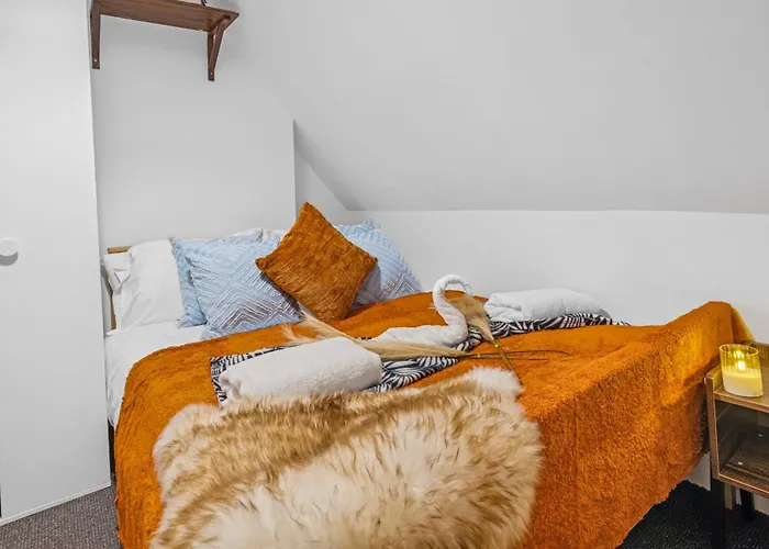 Harbour Mews Stylish 4br House By Altoluxo Short Lets & Serviced With Free Wifi & Parking *