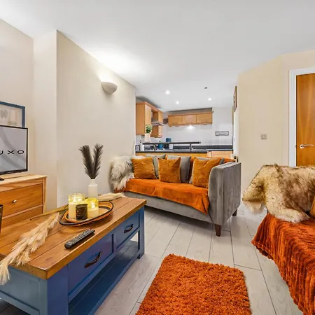 Harbour Mews Stylish 4br House By Altoluxo Short Lets & Serviced With Free Wifi & Parking