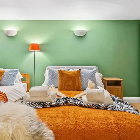 Harbour Mews Stylish 4br House By Altoluxo Short Lets & Serviced With Free Wifi & Parking בית נופש