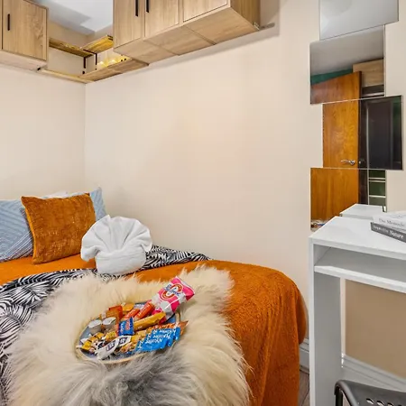 Harbour Mews Stylish 4br House By Altoluxo Short Lets & Serviced With Free Wifi & Parking בית נופש *