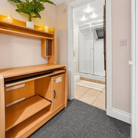 Harbour Mews Stylish 4br House By Altoluxo Short Lets & Serviced With Free Wifi & Parking בית נופש