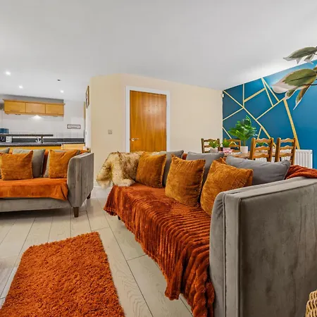 Harbour Mews Stylish 4br House By Altoluxo Short Lets & Serviced With Free Wifi & Parking בית נופש