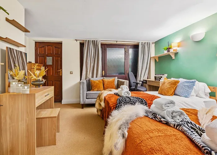 Будинок відпочинку Harbour Mews Stylish 4br House By Altoluxo Short Lets & Serviced With Free Wifi & Parking *